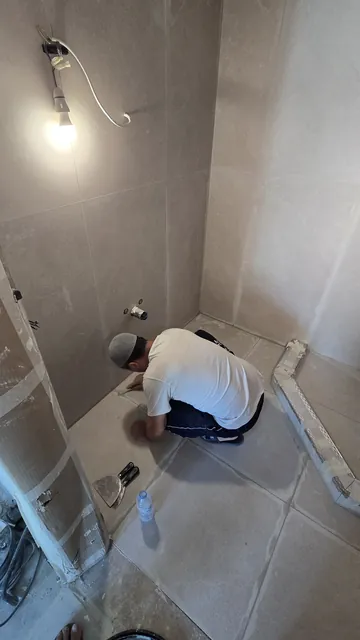 Floor tiles set with a levelling system
