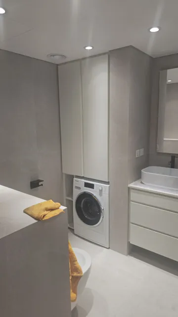 Utility corner with washing machine built into joinery