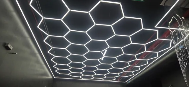 Сотовый LED-потолок в детейлинг-студии