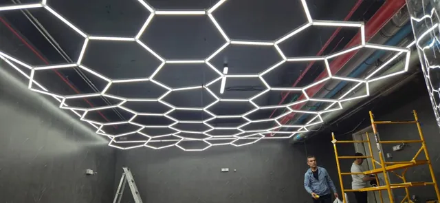 Сотовый LED-потолок в детейлинг-студии